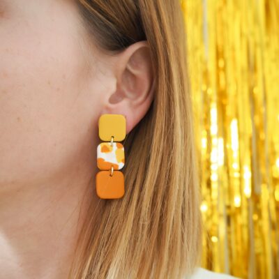 Boucles d'oreilles trio de petits carrés jaune, orange et motif terrazzo rose pale, blanc, jaune et orange