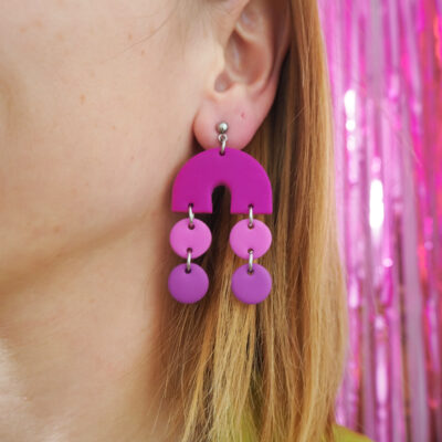 Boucles d'oreilles forme arc en ciel avec arche fuchsia et ronds suspendus rose et violet