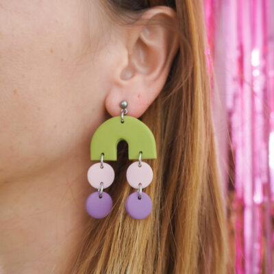 Boucles d'oreilles archer vert et ronds suspendus rose pale et violet