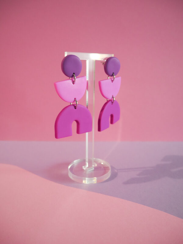 Boucles d'oreilles pendantes violet, rose et fuchsia de côté