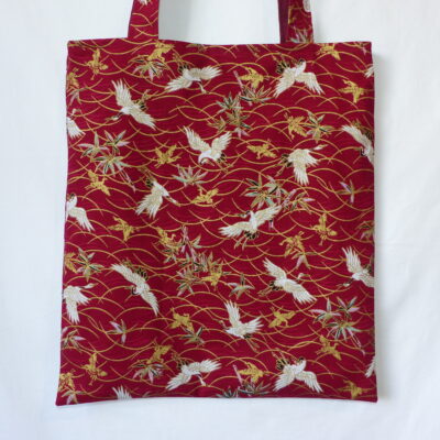 Tote bag en tissu japonais imprimé grues blanches et motifs dorés sur fond rouge bordeaux