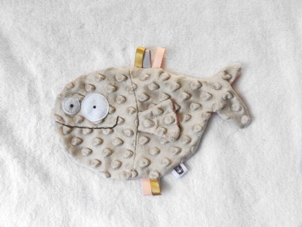 doudou plat poisson gris