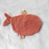 doudou plat poisson gris