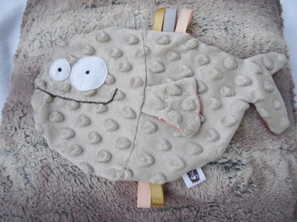 doudou plat poisson gris