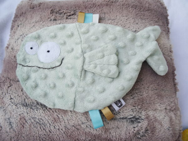 doudou plat poisson vert