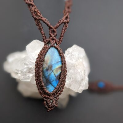 collier macramé marquise labradorite bleue gros plan