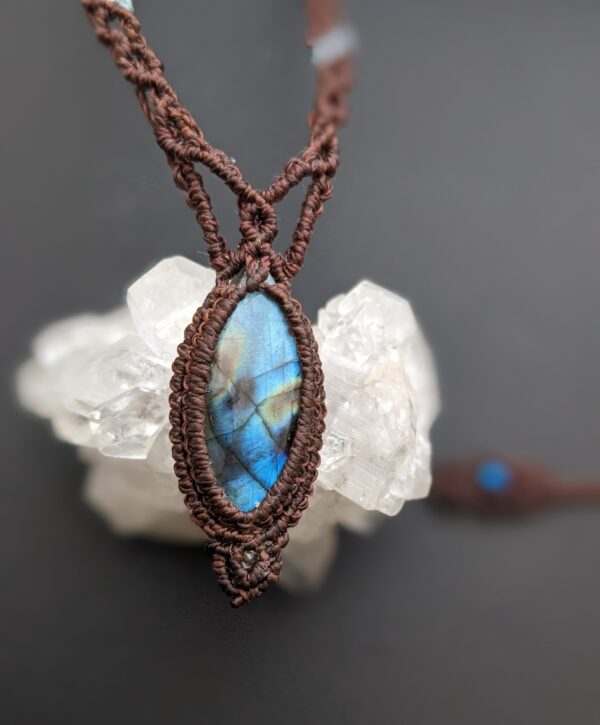 collier macramé marquise labradorite bleue gros plan