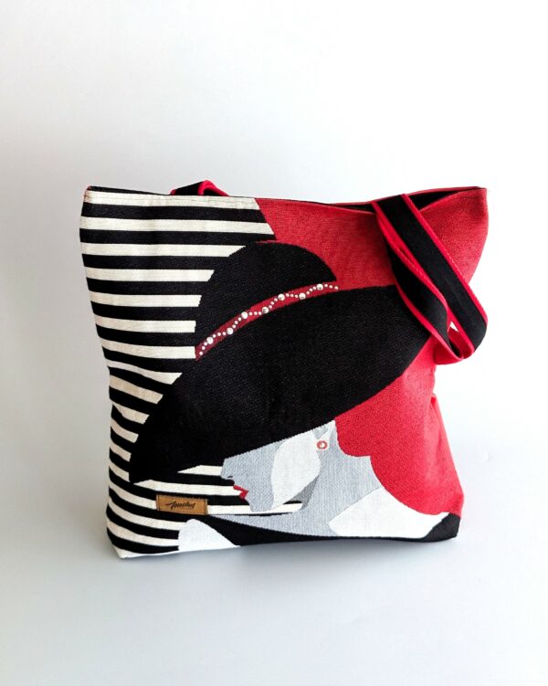 sac rouge et noir motif femme au chapeau noir