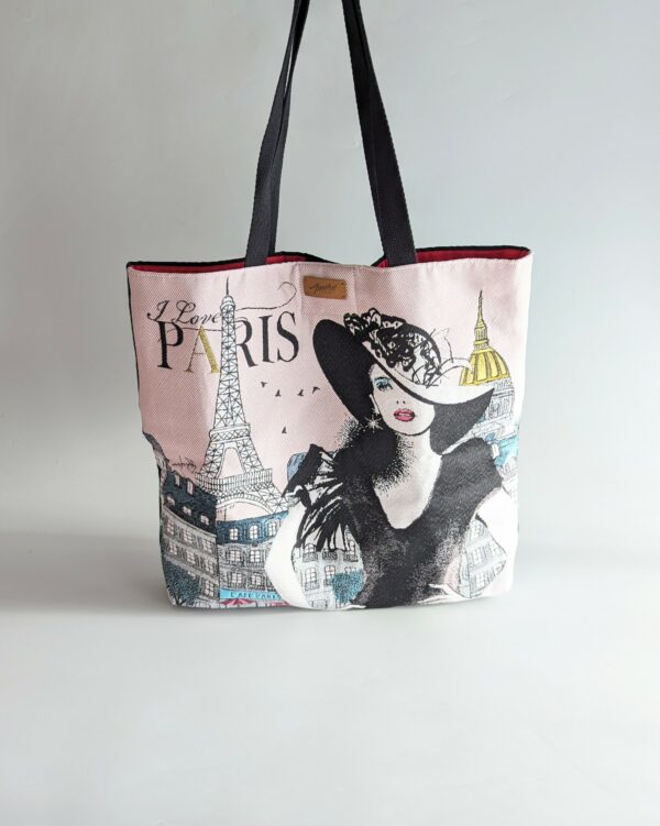 sac en carré jacquard i love paris fond rose femme robe noire et chapeau