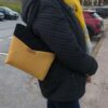 sac jaune et noir porté à l'épaule