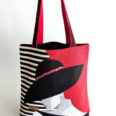 sac rouge et noir avec femme au chapeau noir