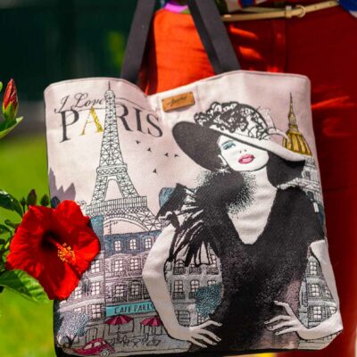 sac carré fond rose paris tour effel.femme robe noire et chapeau