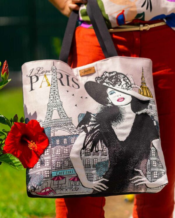 sac carré fond rose paris tour effel.femme robe noire et chapeau