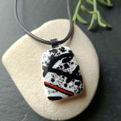 Pendentif en verre fusionné fait à la main avec collier