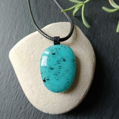 Pendentif bleu en verre fusionné fait à la main avec collier