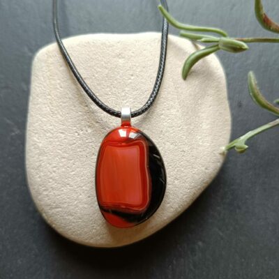 Pendentif rouge et noir en verre fusionné fait à la main avec collier