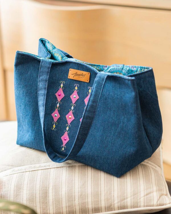 sac en tissu jean avec broderie mauve