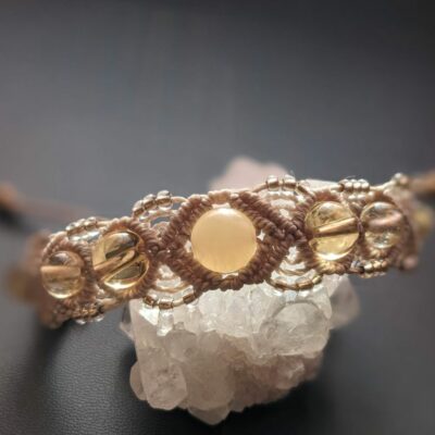 bracelet macramé beige calcite jaune et citrine vue gros plan