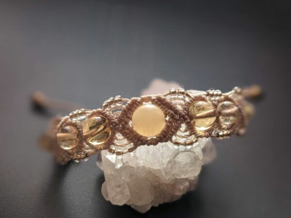 bracelet macramé beige calcite jaune et citrine vue gros plan