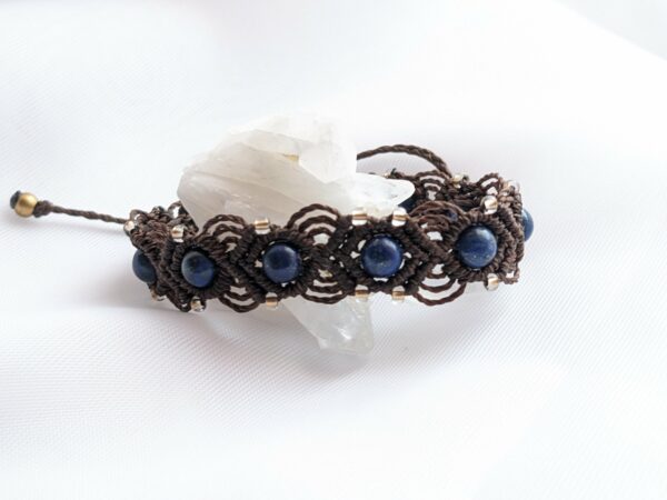 bracelet macramé marron avecperles en lapis lazuli