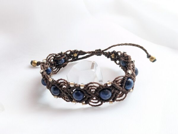 bracelet macramé marron avecperles en lapis lazuli vue dessus