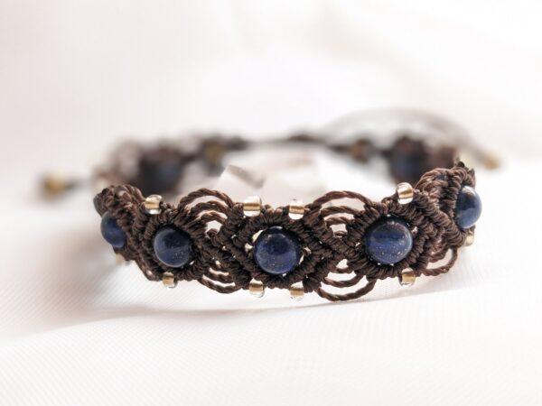 bracelet macramé marron avecperles en lapis lazuli gros plan