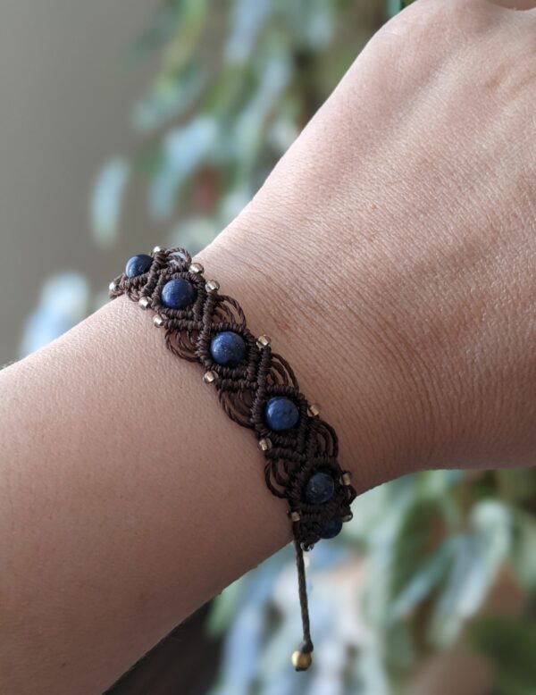 bracelet macramé marron avecperles en lapis lazuli porter au poignet