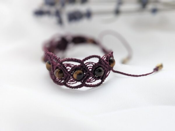 bracelet macramé en œil de tigre couleur lie de vin gauche