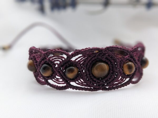 bracelet macramé en œil de tigre couleur lie de vin vue gros plan