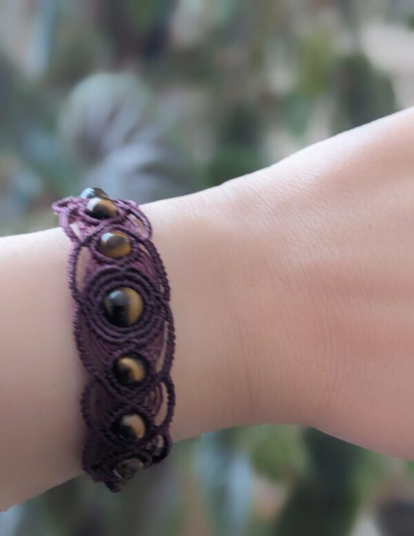 bracelet macramé violet œil de tigre porté