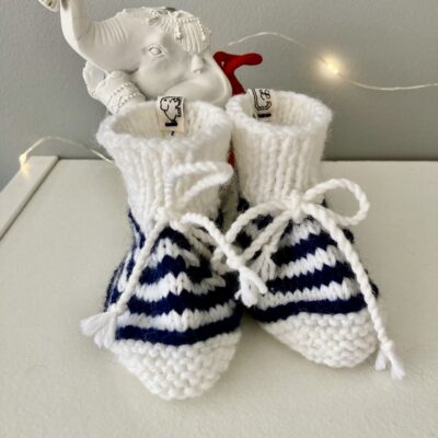 chaussons bebe blancs et rayures marines