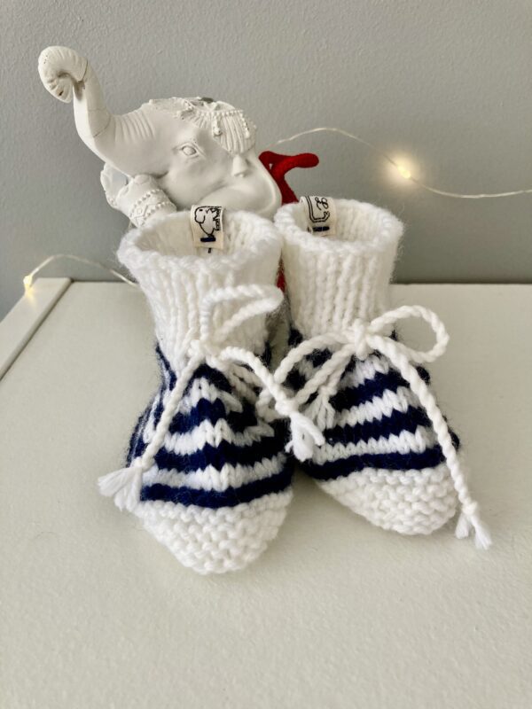 chaussons bebe blancs et rayures marines