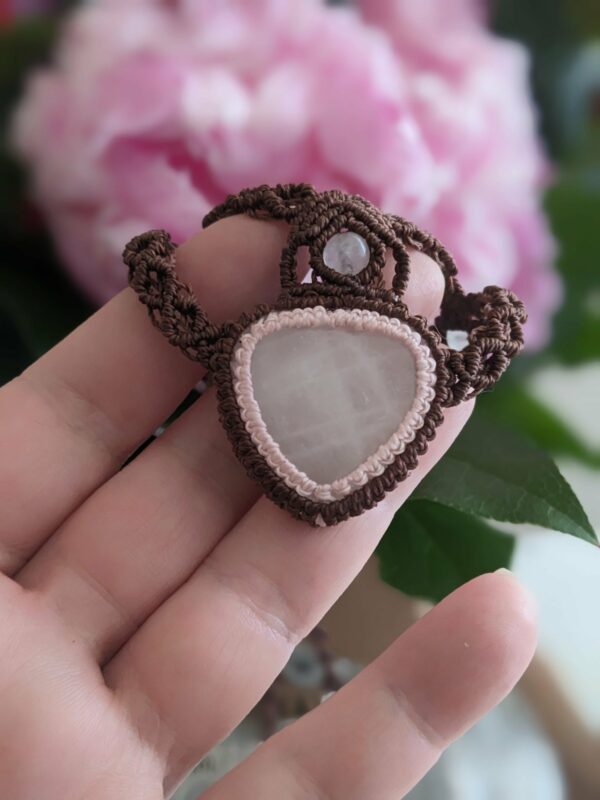 collier macramé quartz rose tenue dans la main