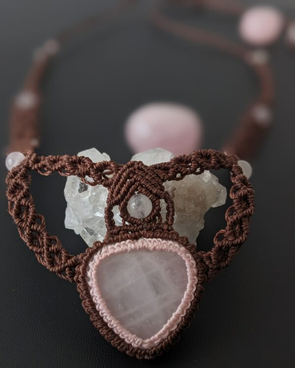 collier macramé quartz rose gros plan