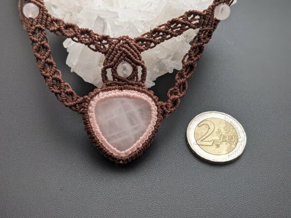 collier macramé quartz rose avec une piéce