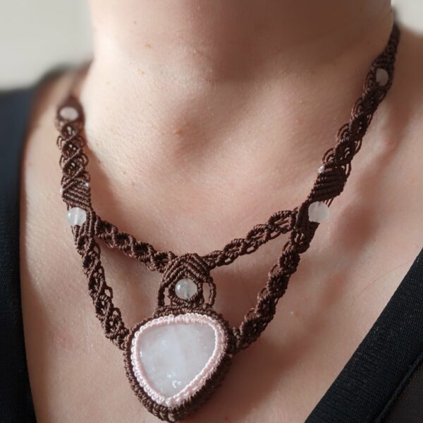 collier macramé quartz rose porté