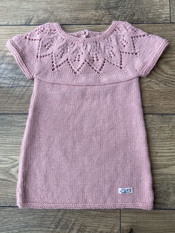 robe bébé tricotée main couleur rose thé