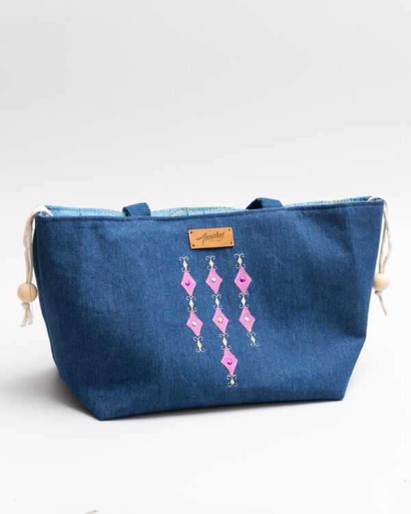 sac en tissu jean avec broderie et strass sur le devant