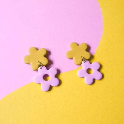 Boucles d'oreilles pendantes avec deux fleurs jaune et rose