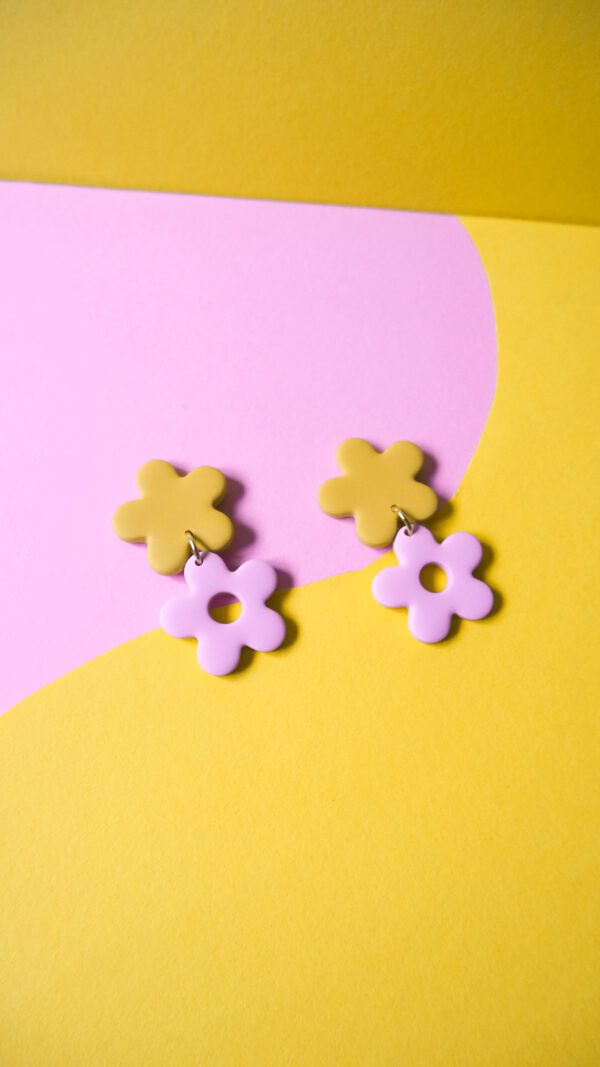 Boucles d'oreilles pendantes avec deux fleurs jaune et rose