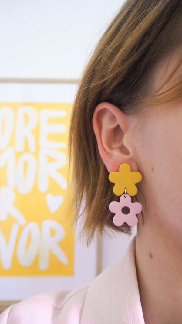 Boucles d'oreilles pendantes avec deux fleurs jaune et rose