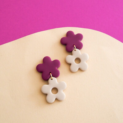 Boucles d'oreilles pendantes avec deux fleurs prune et beige