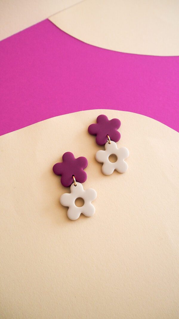 Boucles d'oreilles pendantes avec deux fleurs prune et beige