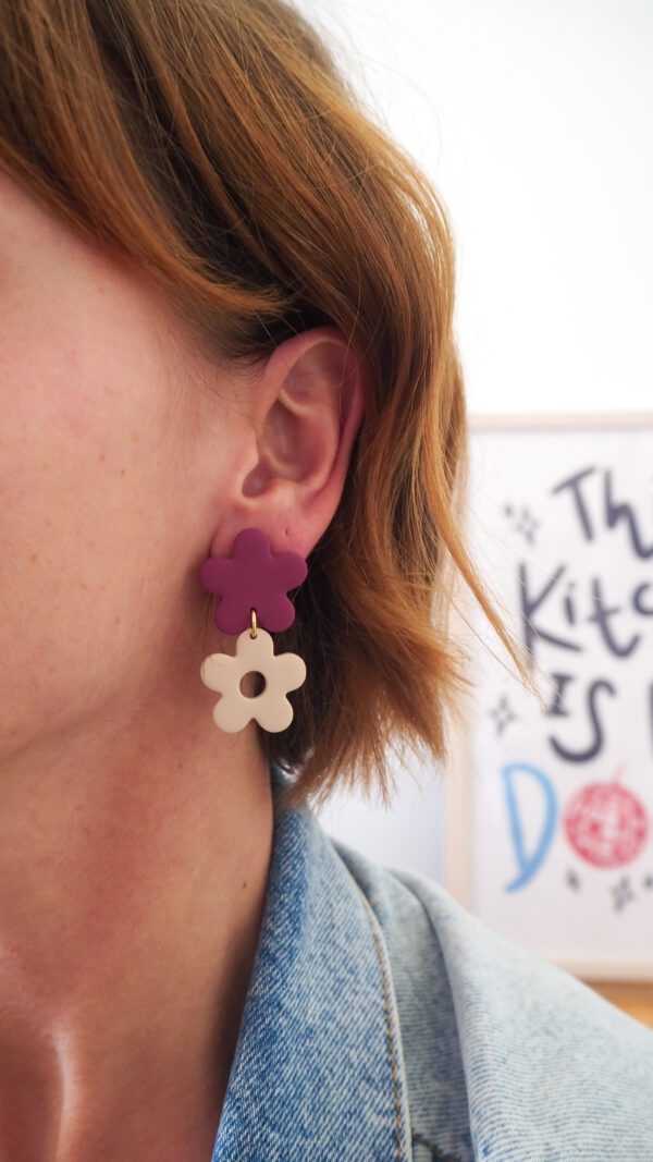 Boucles d'oreilles pendantes avec deux fleurs prune et beige