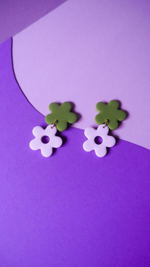 Boucles d'oreilles pendantes avec deux fleurs vert olive et lilas