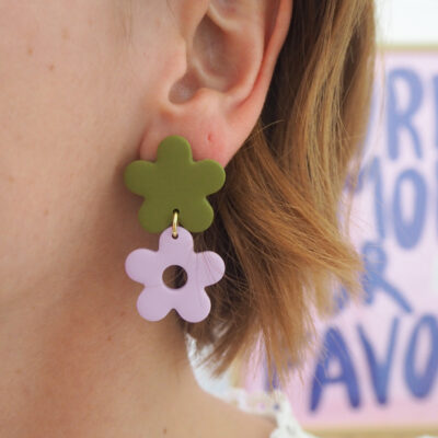 Boucles d'oreilles pendantes avec deux fleurs vert olive et lilas