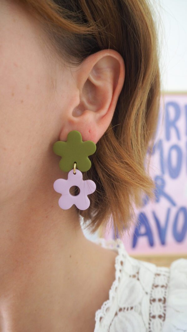 Boucles d'oreilles pendantes avec deux fleurs vert olive et lilas