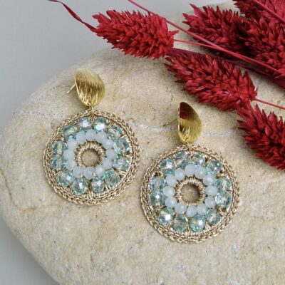 boucles d'oreilles au crochet doré avec des perles en verre bleues menthe