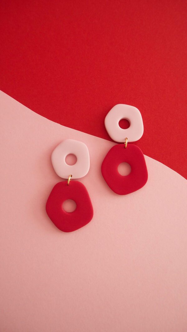 Boucles d'oreilles avec deux formes arrondies asymétriques rose et rouge