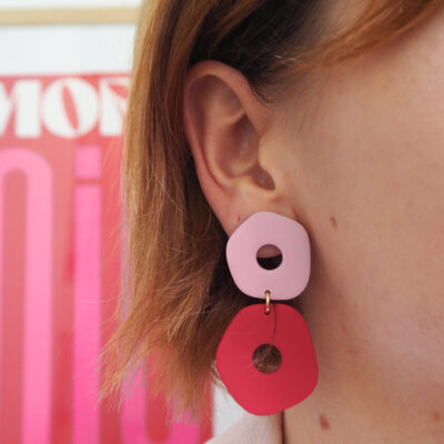 Boucles d'oreilles avec deux formes arrondies asymétriques rose et rouge